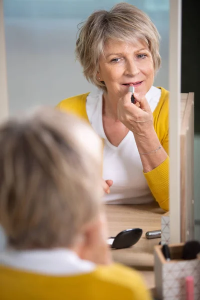 Portret Van Senior Vrouw Doet Haar Lippenstift — Stockfoto