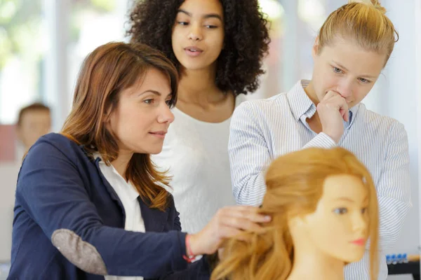 Hairdresser Demonstrating Trainees Mannequin — Stock Photo, Image