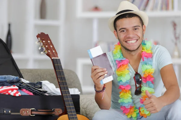 Hombre Feliz Con Pasaporte Mochila Billete — Foto de Stock