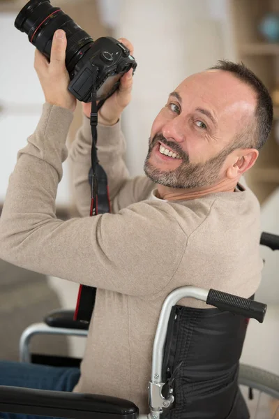 Gelukkige Fotograaf Glimlachend Naar Camera Kantoor — Stockfoto