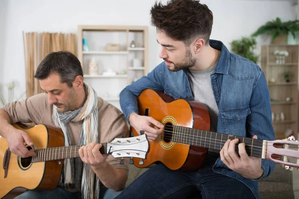 Dos Hombres Interfiriendo Con Guitarras — Foto de Stock