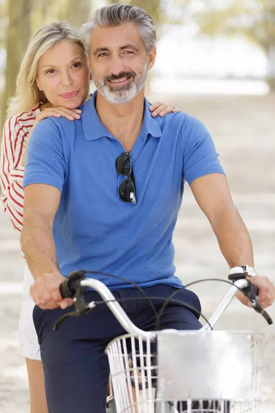 Glücklich Reifen Paar Spaß Auf Einem Fahrrad — Stockfoto