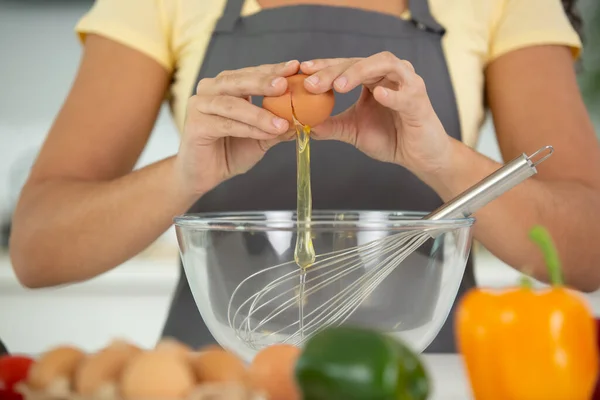 Rompere Uovo Una Ciotola Vetro — Foto Stock