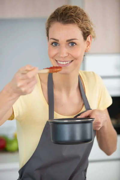 Belle Jeune Femme Foyer Dans Cuisine — Photo