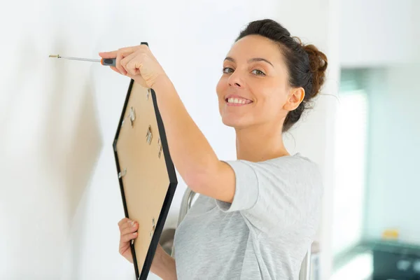 Feminino Instalar Quadro Parede Casa — Fotografia de Stock