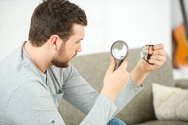 Erstaunter Mann Schaut Durch Die Lupe — Stockfoto