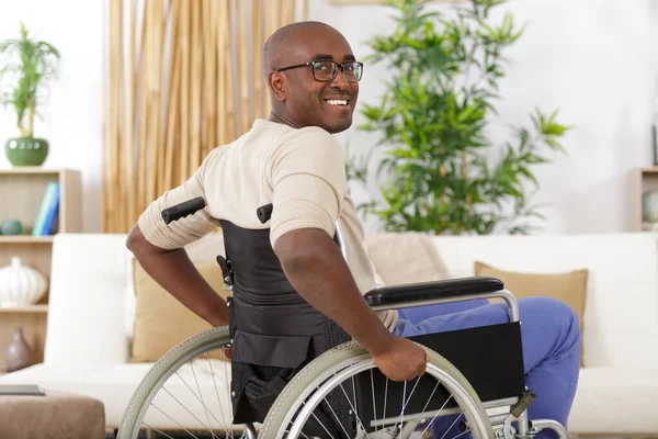 Evde Tekerlekli Sandalyedeki Pozitif Adam — Stok fotoğraf