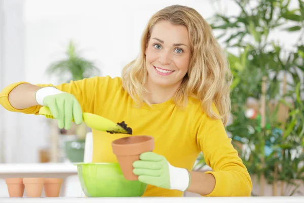 Mulher Plantando Uma Planta Vaso Sua Casa — Fotografia de Stock