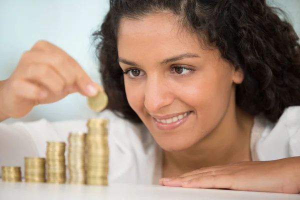 Frau Mit Stapeln Von Münzen — Stockfoto