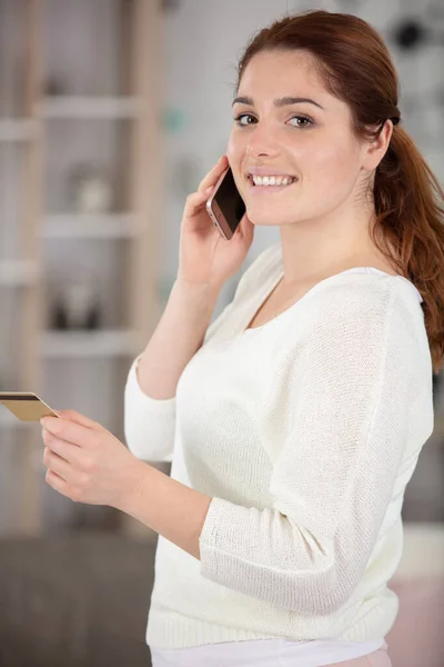 Šťastná Mladá Žena Kreditní Kartou Mluví Mobilní Telefon — Stock fotografie