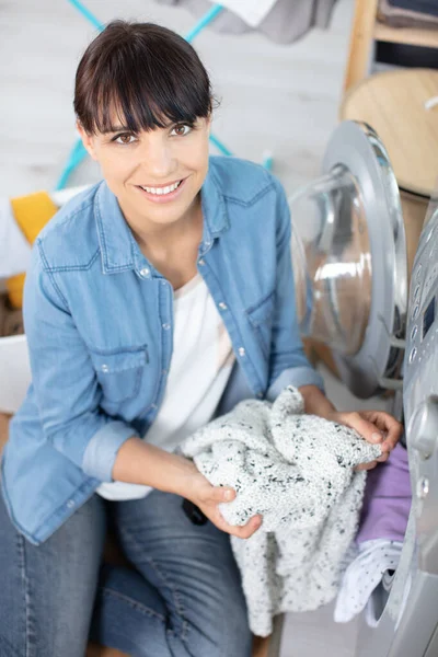 Woman Crouching Cleaned Clothes Electronic Washer — Stock Photo, Image