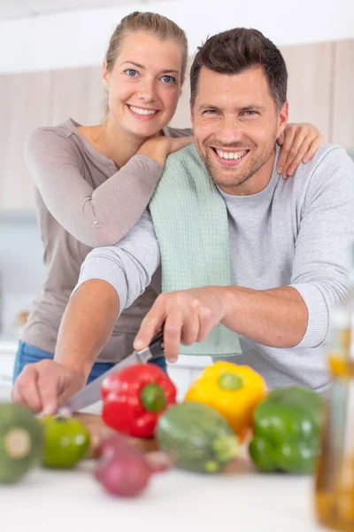 Feliz Pareja Cocinar Verduras Cocina —  Fotos de Stock