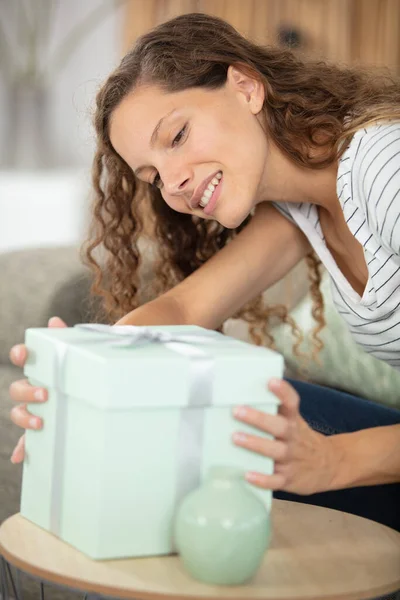 Donna Organizza Scatola Regalo Sul Tavolo — Foto Stock