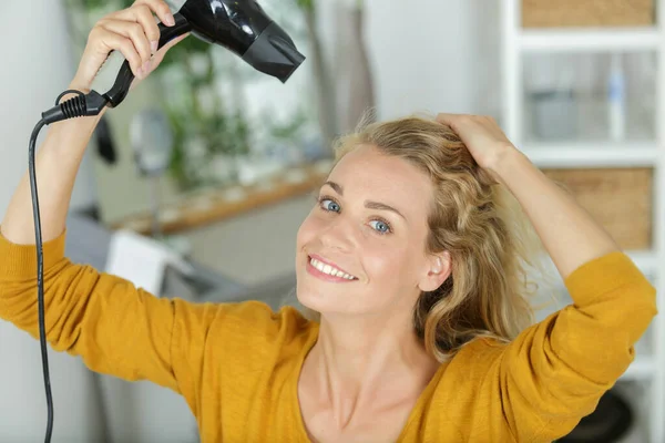 Mulher Secando Cabelo Mulher — Fotografia de Stock