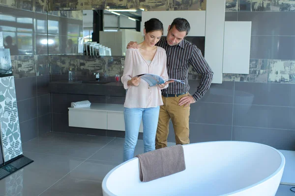 Pareja Mirando Baño Oval Tienda Baño —  Fotos de Stock