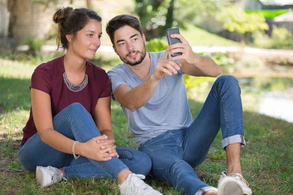 Egy Pár Ült Fűben Szelfit Csináltak — Stock Fotó