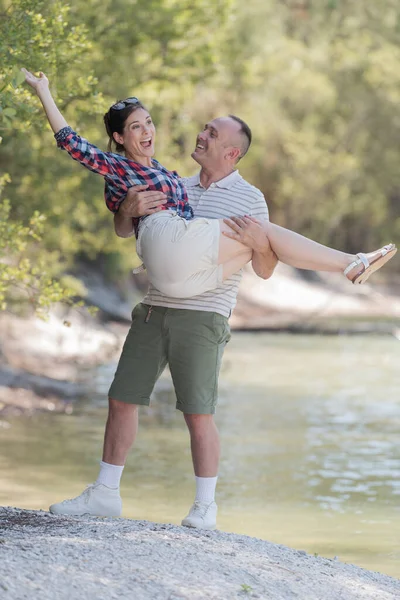 Pareja Divirtiéndose Lago Día Soleado —  Fotos de Stock