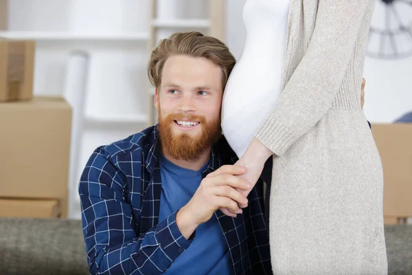 Jovem Sorridente Ouvindo Sua Barriga Grávida — Fotografia de Stock