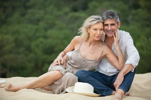 砂の上の幸せなロマンチックな中年のカップル — ストック写真