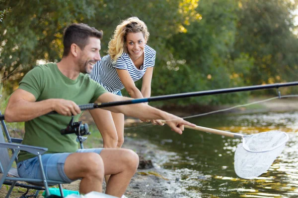 Jovem Casal Está Desfrutando Pesca Dia Ensolarado — Fotografia de Stock