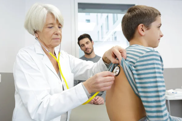 Oberärztin Untersucht Kind — Stockfoto