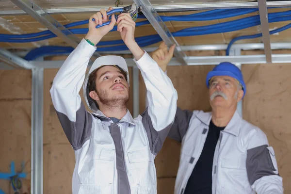 Elektricien Installeert Een Lamp Het Huis — Stockfoto