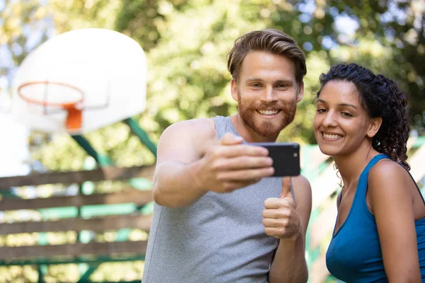 Genç Çift Basketbol Sahasında Selfie Çekiyor — Stok fotoğraf