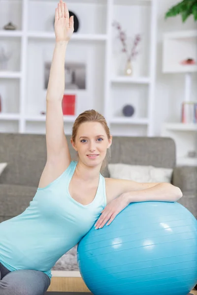 Mulher Grávida Casa Sentado Por Bola Fitness — Fotografia de Stock