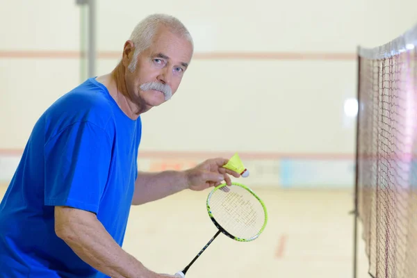 Senior Man Spelar Badminton Inomhus Domstol — Stockfoto