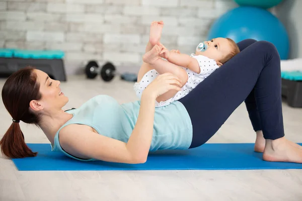 Moeder Met Haar Baby Jongen Doen Yoga Oefeningen — Stockfoto