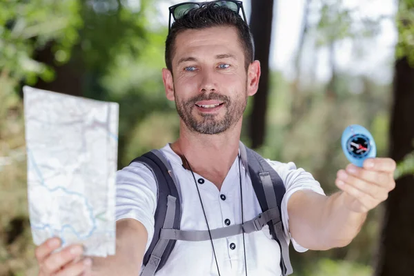 Mannelijke Wandelaar Met Bedrukte Manp Kompas — Stockfoto