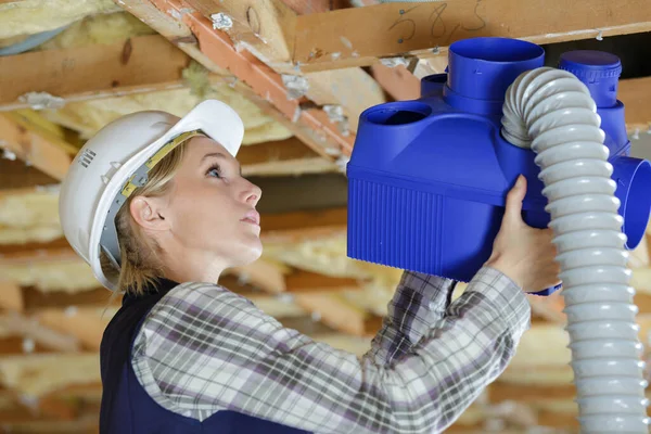 Contratante Feminino Instalando Cubo Ventilação Plástico — Fotografia de Stock