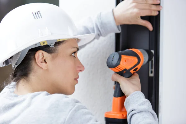 Jonge Vrouw Met Een Boor — Stockfoto