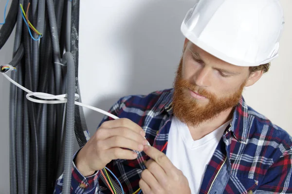 Elektricien Repareert Bevestigingsdraden Muur — Stockfoto