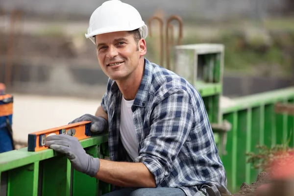 Trabajadores Construcción Nivelando Una Pared — Foto de Stock