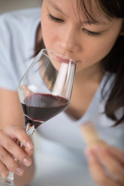 赤ワインを飲む若い女性のクローズアップ肖像 — ストック写真