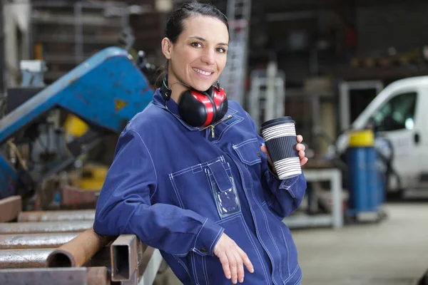 Sonriente Hermosa Fresadora Fábrica Trabajadora Sosteniendo Café Caliente —  Fotos de Stock