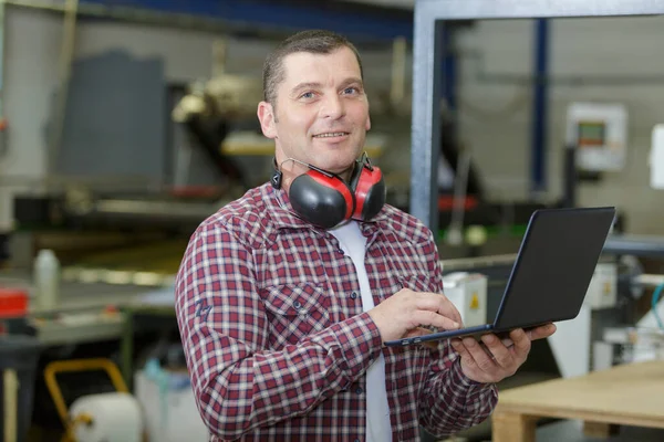 Boldog Férfi Dolgozó Laptopot Használ Egy Raktárban — Stock Fotó