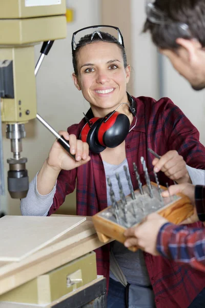 Mulher Engenharia Feliz Atraente Com Uma Máquina Perfuração — Fotografia de Stock