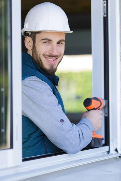 Mann Bohrt Fensterrahmen — Stockfoto