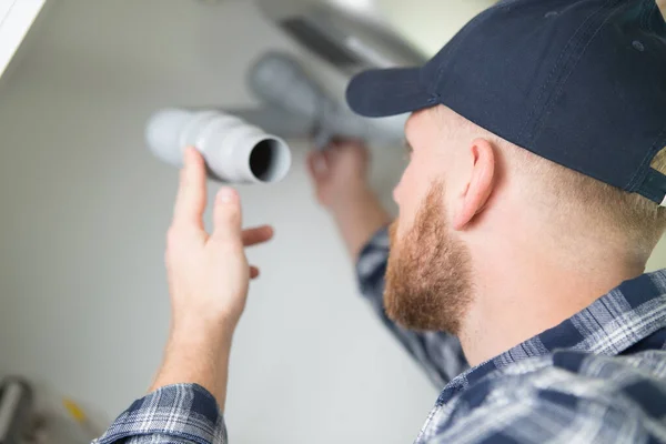 Man Repareert Een Lekkende Pijp Onder Gootsteen — Stockfoto