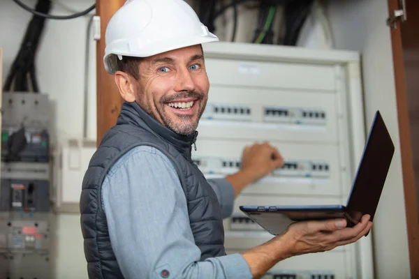 Elektricien Met Computer Controle Zekeringkast — Stockfoto