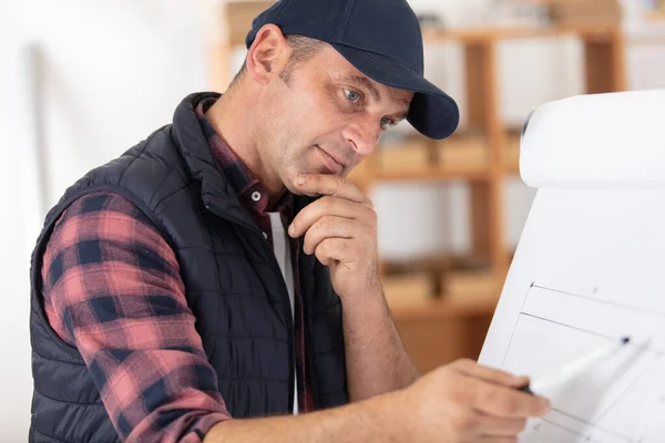 Uomo Prendere Appunti Piedi Tavola Officina Moderna — Foto Stock