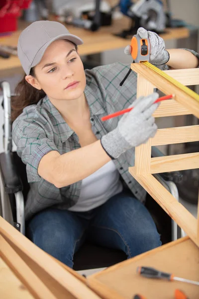 Kvinnlig Reparatör Snickare Skära Samman Trä Plankor — Stockfoto