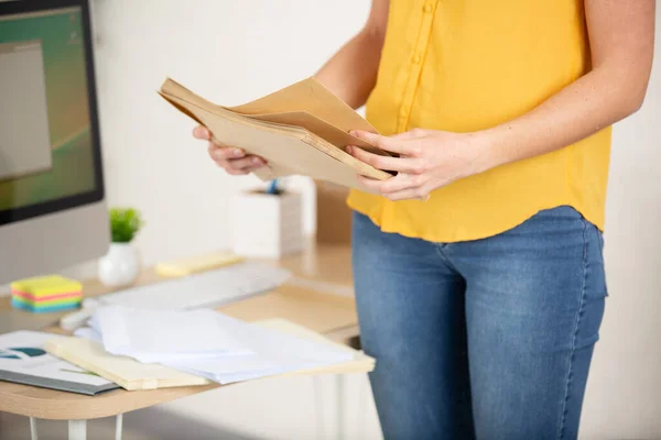 Young Woman Preparing Parcel Envelope Shipment — Stock Photo, Image