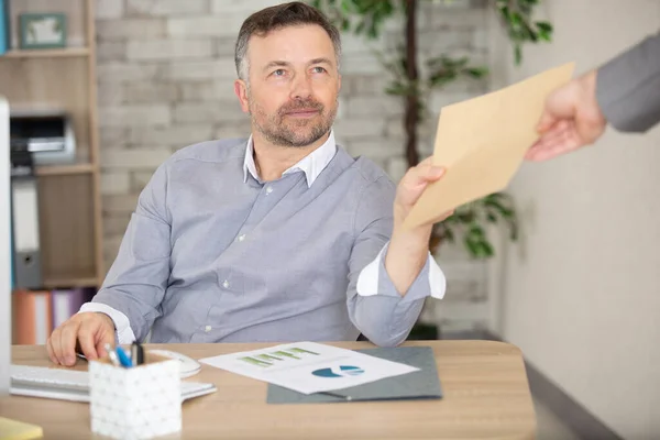 Homem Negócios Feliz Aceitando Envelope — Fotografia de Stock