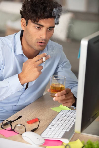 Obchodník Svého Stolu Pije Alkohol Kouří Cigarety — Stock fotografie