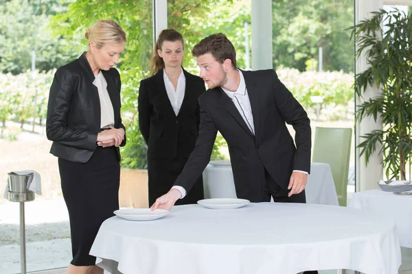 Leerling Geleerd Tafel Het Restaurant Dekken — Stockfoto