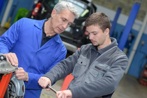 Automechaniker Zeigt Auszubildenden Wartung Von Automotoren — Stockfoto