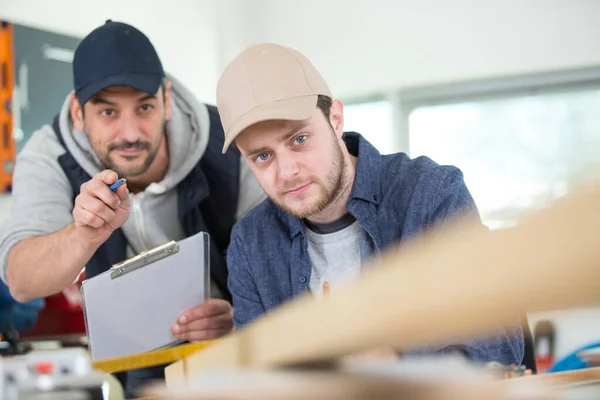 Två Trä Designer Som Arbetar Verkstad — Stockfoto